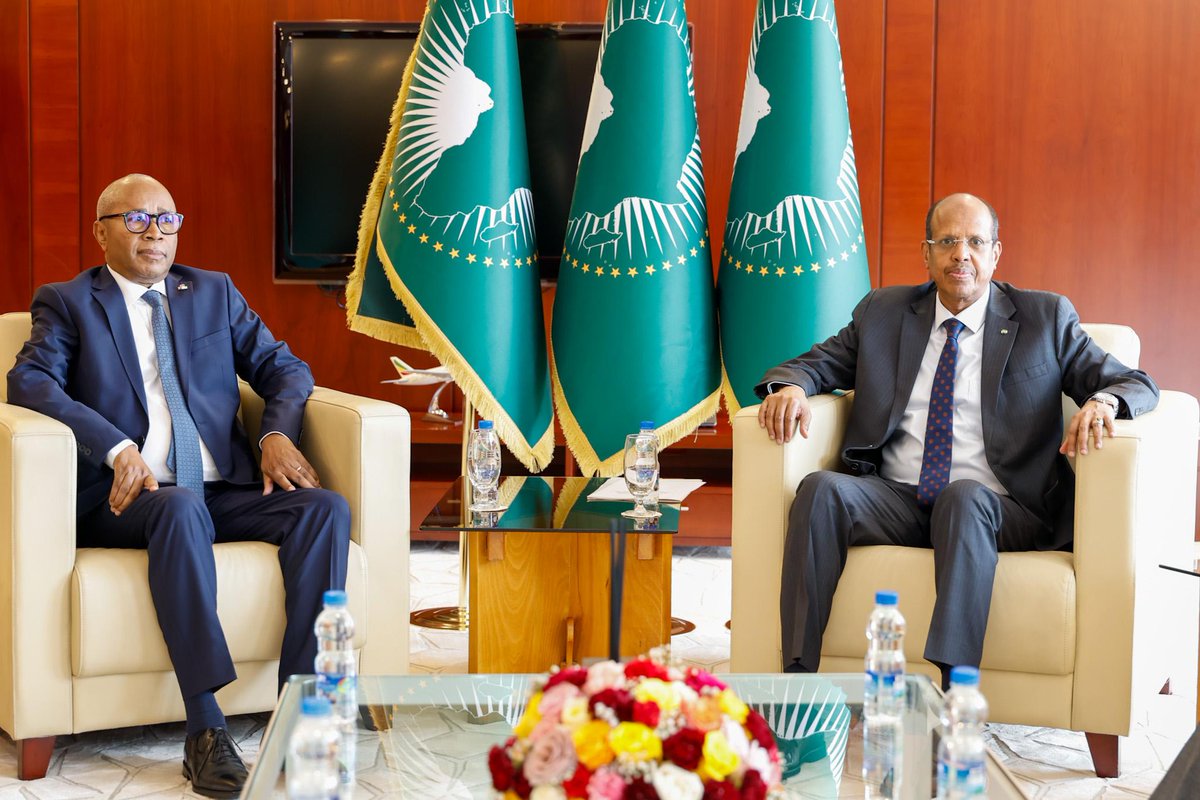 _AfricanUnion's tweet photo. The Chairperson of the African Union (AU) Commission, H.E. Mahmoud Ali Youssouf received H.E. Auguste Richard Paraina, Permanent Representative of the Republic of #Madagascar to the AU, who presented his Letters of Credence.

Amb Paraina thanked the Chairperson for receiving him & expressed appreciation for the AUs continued support to Madagascar.

The Chairperson @ymahmoudali reaffirmed the Commission's full support for the Malagasy authorities' transition & welcomed the new roadmap towards a return to constitutional order, & recalled his meeting with the President of the Refoundation at the Africa Forward Summit in Nairobi.

He also welcomed the inclusive political dialogue & reiterated the Commission's readiness to support the country return towards constitutional order.

Read @ https://t.co/80XDJ9qOS8