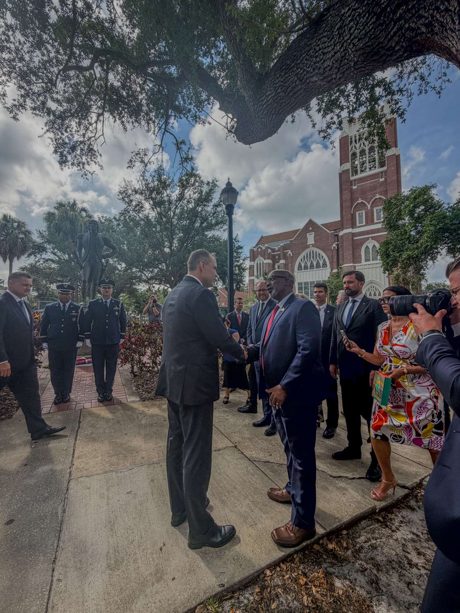 MayorKenWelch's tweet photo. I was honored to welcome President @NawrockiKn to @StPeteFL for a solemn ceremony recognizing the legacy of Polish General Kosciuszko. He was a distinguished officer who came to the US to fight for American independence &amp; an advocate for the emancipation of slaves in the US. https://t.co/hYqWYGmlAI