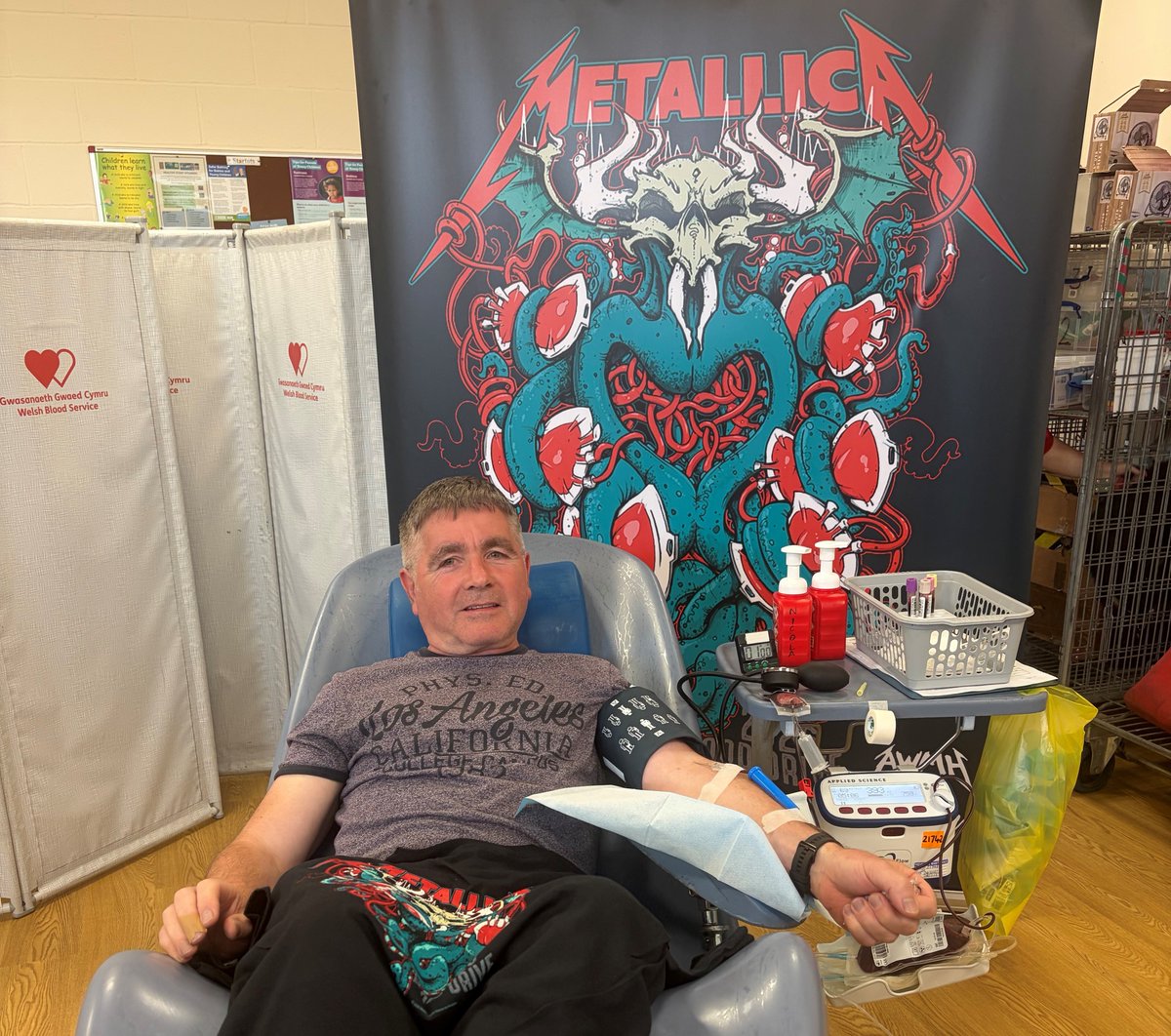 WelshBlood's tweet photo. Making his 52nd donation, Neil was the very last person to donate as part of the #BleedingMe campaign! 🤘
Thank you, Neil! ❤️
#BleedingMe #M72 #M72Cardiff https://t.co/BJDouNxWqP