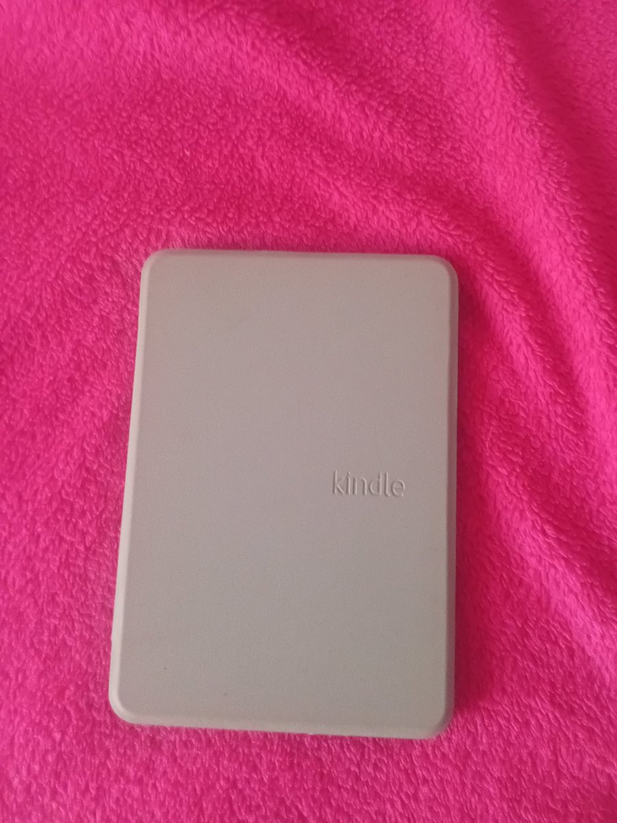 allstoowel's tweet photo. Oii gente.
Estou vendendo meu kindle 16 gb, quase não uso. 
Acompanha capa original, cabo para carregar e a capinha. 
Se puderem me ajudar dando RT ou LIKE por favor. https://t.co/KTdeMg9mkS