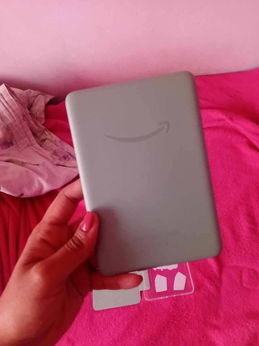 allstoowel's tweet photo. Oii gente.
Estou vendendo meu kindle 16 gb, quase não uso. 
Acompanha capa original, cabo para carregar e a capinha. 
Se puderem me ajudar dando RT ou LIKE por favor. https://t.co/KTdeMg9mkS