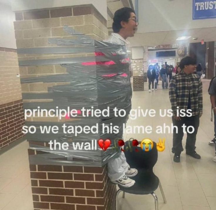 hourly_shitpost's tweet photo. https://t.co/AJhg1lYvU4