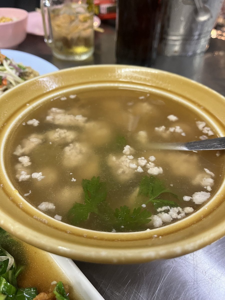 nenayne's tweet photo. ข้าวต้มนำชัย ห้วยขวาง สมัยก่อนรสชาติอร่อยนะ แต่พอกลับไปอีกทีในรอบหลายปี รสชาติมันจ่อยหร่อย(จืดจาง, ไม่ถึงเครื่อง) อย่างบอกไม่ถูก หมูกรอบที่ไม่ใช่หมูกรอบ..เส้า ต้มบ๊วยที่ใช้มะนาวดองแทน ใดๆปลาดุกฟูเหนียวมากแม่ พักกกติดลบไปอีกยาว https://t.co/0o1VKXsxbQ