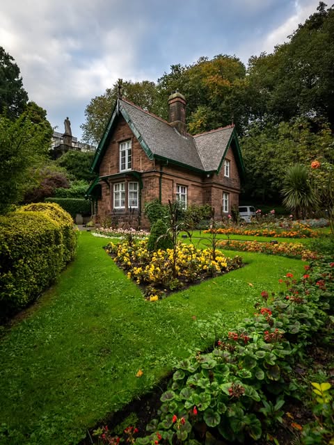 ____flowers__'s tweet photo. Edinburgh https://t.co/k39kMHOy1y