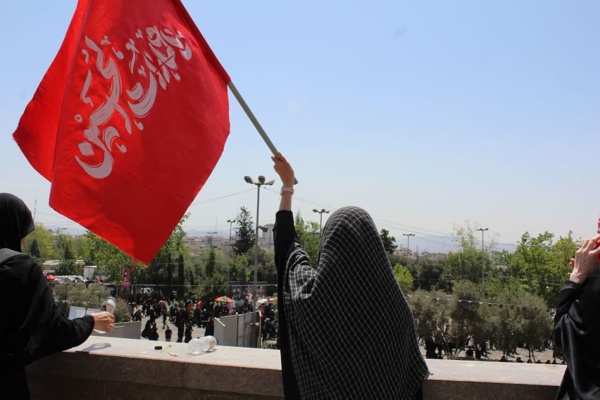 s_v_emad's tweet photo. مسیرِ طولانیِ شمال تا مرکز، برای زائرانِ پیکرِ مطهر، کوتاه‌تر از یک نفس بود. شوقِ دیدارِ آخر، خستگیِ راه را در شبنمِ اشک‌های مردمِ ساری ذوب کرده بود.
#وداع_علویان
#باید_برخاست https://t.co/AzUr1aS5Dq