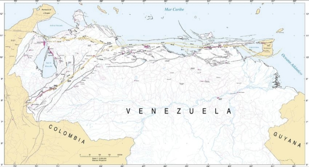 lui_regresa's tweet photo. Reporte Sísmico 13 | Actualización 08 de julio de 2026 | Hora de Caracas: 09:00 a. m. | Hora de Alemania (CEST): 15:00

La actividad sísmica en Venezuela continúa caracterizada por una elevada ocurrencia de microsismos y sismos de baja magnitud, con varios focos activos distribuidos en el eje centro-norte y oriente del país.

Durante las últimas horas, el comportamiento más llamativo se observa en el sector de Maracay, donde se han registrado varios eventos muy próximos entre sí:

- M 3.1, a 42 km al norte de Maracay.  7.7 km de profundidad.
- M 2.9, a 50 km al noreste de Maracay. 10.1 km de profundidad.
- M 2.5, 42 km al norte, a 9 km de profundidad.
- M 2.2, 45 km al norte, 5 km de profundidad.
- M 2.2, 22 km al noreste, 5 km de profundidad.
- Otros eventos de M 2.1–2.2 en la misma región a 5 km de profundidad.

A esta secuencia se suma un nuevo evento registrado por el Servicio Geológico Colombiano (SGC):

- M 3.3 MLr, 10 km de profundidad, localizado frente a la costa de Puerto Cabello, lo que confirma que la franja costera central continúa presentando liberación de esfuerzos tectónicos.

Además de Maracay, permanecen activos otros núcleos de sismicidad:

- Naiguatá – La Guaira: persistencia de numerosos microsismos (M 2.0–2.4), a profundidades someras que van desde los 5 km a 7.9 km, compatibles con el reajuste del segmento costero central.

- Puerto La Cruz – Golfo de Barcelona: eventos de M 3.0 y M 2.4 a profundidades de 34.8 km y 14.1 km respectivamente, a asociados al entorno del Sistema de Falla de Urica y su interacción al norte con la Falla del Pilar.

- Irapa: sismos de M 3.4 y M 2.8 a 30.5 km y 27.2 km respectivamente, relacionados con la actividad del Sistema de Falla de El Pilar.

- San Felipe: eventos de hasta M 3.0, compatibles con la actividad del Sistema de Falla de Boconó.

También se registró sismicidad de baja magnitud en Boca de Aroa, Los Teques, El Baúl, Acarigua y San Juan de los Morros.

La distribución espacial de los eventos sigue mostrando tres zonas principales de concentración de microsismos:

- Maracay y su entorno norte–noreste.

- Naiguatá–La Guaira–Caracas, extendiéndose hacia Puerto Cabello.

- Puerto La Cruz–Irapa, en el oriente venezolano.

En términos generales, no se observa un incremento significativo en la magnitud de los eventos, sino que continua la liberación de energía mediante sismos pequeños y moderados, característica de un territorio tectónicamente activo. 

Sin embargo, la persistencia de concentraciones de microsismicidad en la región central del país, particularmente en los sectores de Maracay, Naiguatá–La Guaira–Caracas, así como en el oriente venezolano, especialmente en el entorno del Sistema de Falla de Urica y el Sistema de Falla de El Pilar, hace recomendable mantener un monitoreo instrumental continuo y un seguimiento científico minucioso de su evolución, a fin de identificar oportunamente cualquier cambio significativo en los patrones de actividad sísmica.

Recomendación: por favor mantener la calma, continuar monitoreando la evolución de la actividad sísmica e informarse únicamente a través de fuentes oficiales y organismos científicos. 

La preparación y la prevención continúan siendo la principal herramienta para reducir el riesgo sísmico.

Fuentes consultadas: FUNVISIS, Servicio Geológico Colombiano (SGC), USGS, GFZ Potsdam y registros en Earthquake y USGS.

Audemard, F. A. (2005). Geología de los terremotos en Venezuela. En Atlas: Geología de terremotos de Venezuela. Fundación Venezolana de Investigaciones Sismológicas (FUNVISIS).

Figura:  Principales sistemas de fallas activas del norte de Venezuela. Adaptado del Atlas de Amenaza Sísmica de Venezuela (FUNVISIS) y Audemard et al. 2005