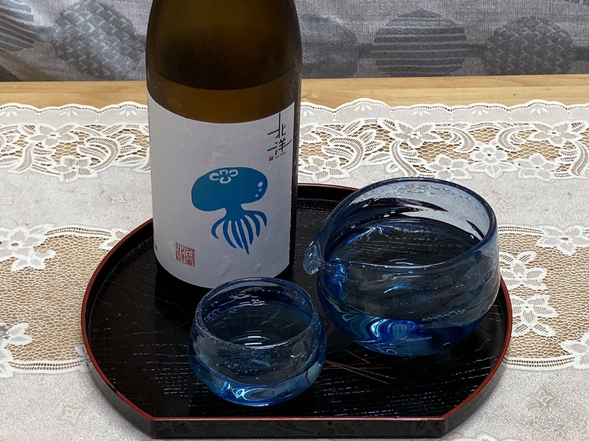 Touma_Roukokuan's tweet photo. 本日のおささ

富山県 魚津酒蔵 北洋 純米吟醸 夏季限定 夏酒
サザエのお造り

今日は魚津の夏酒とサザエで一杯(*´ω｀*)
この夏酒すごいな！栓抜いただけで爽やかな香りがブワッと広がる！
夏酒らしい甘酸っぱい系の味わいだけど濃い旨味でひたすら美味いわー！

#エオルゼア調理部
#エオルゼア飲酒部 https://t.co/JonPqaMa7F