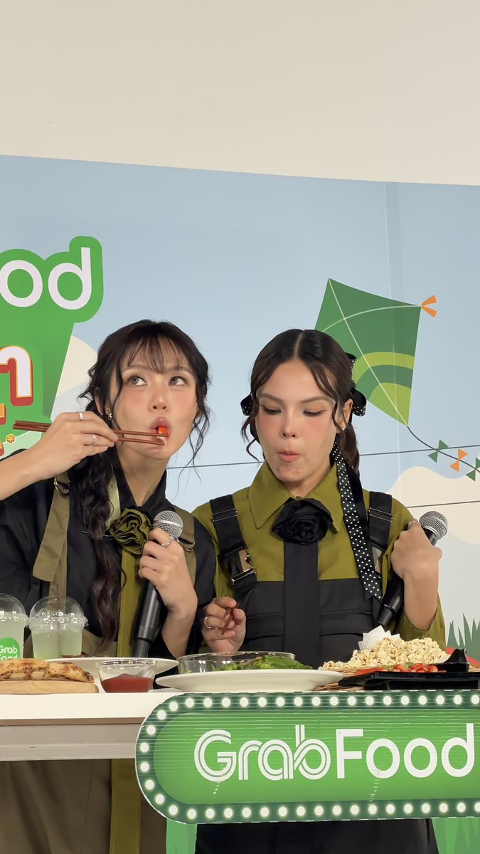 GrabTH's tweet photo. เอนจอยอีสๆ มั่กกก

GRABFOOD X LOOKMHEESONYA
#GrabFoodถูกกว่าชัวร์xลูกหมีซอนญ่า
#ไทยช่วยไทยพลัสเลือกGrab https://t.co/vz2S0iKjbM
