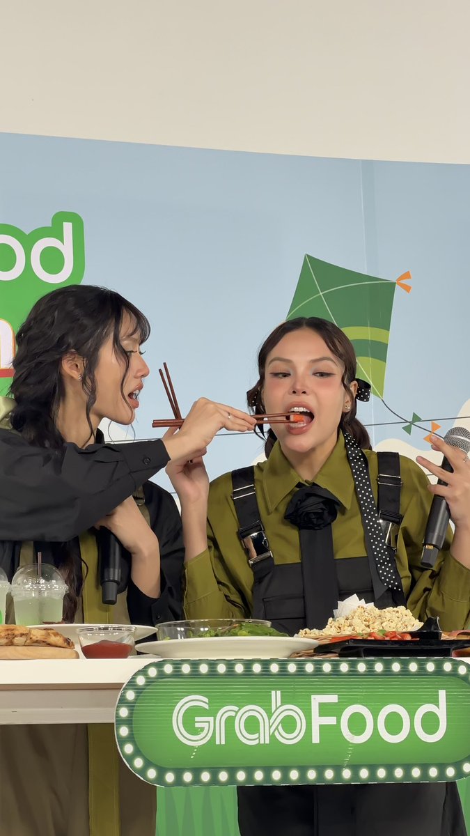 GrabTH's tweet photo. เอนจอยอีสๆ มั่กกก

GRABFOOD X LOOKMHEESONYA
#GrabFoodถูกกว่าชัวร์xลูกหมีซอนญ่า
#ไทยช่วยไทยพลัสเลือกGrab https://t.co/vz2S0iKjbM