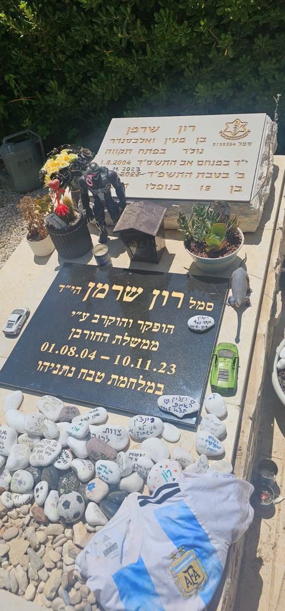 bellamessica1's tweet photo. כותבת מעיין שרמן אימו של החייל רון שרמן ז״ל 🥀:

פונה לכל ההורים השכולים ממלחמת טבח נתניהו-
לא שביקשתי בכלל-
(אני ,כזכור, קבעתי עובדות בשטח )
אבל פתאום יצרו איתי קשר 
והודיעו לי שקיבלתי אישור רשמי ממשרד הבטחון לאבן הזו (כן,כן)..
עלות אבן כזו היא 1000 שח.
לדעתי כולכם צריכים להניח כזאת.
אם לי אישרו- יאשרו לכולם.
יש תקדים.

**מוכנה לתרום בשמחה לגיוס המונים לחלק כאלה אבנים לכל קבר ממלחמת טבח נתניהו.

ביחד ננצח