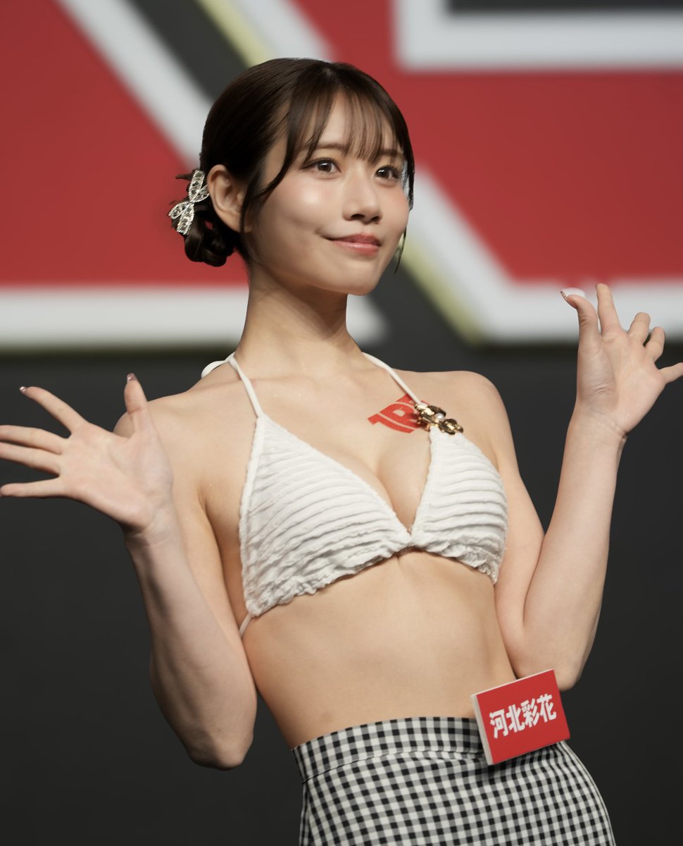 shinon20220223's tweet photo. TRE2026　河北彩花 Collection💐

1日目、フィナーレを飾るメインステージ✨

休む間もなくイベントを駆け抜けてきたとは思えないほど、愛くるしい笑顔で登場したさいちゃん🥹✨

私もお昼ご飯を食べる時間すらなかったけれど��笑顔を見た瞬間、疲れが全部吹き飛ぶほどテンションが爆��がりしました👍🏻✨

プラチナドキドキタイムでは大人っぽいローポニーテール
フィナーレのメインステージでは可愛らしいツインシニヨン✨

1日目だけでも『いろんな系統のさいちゃん』を見ることができました✨

さぁ、この七変化は2日目以降も続くのか！

そんなワクワクもTREの大きな楽しみの一つでした☺️

@Saika_Kawakita