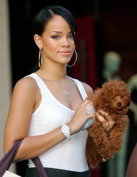 kycvntg's tweet photo. Rihanna shopping at Stella McCartney in (2007) https://t.co/lB0kctIOfj