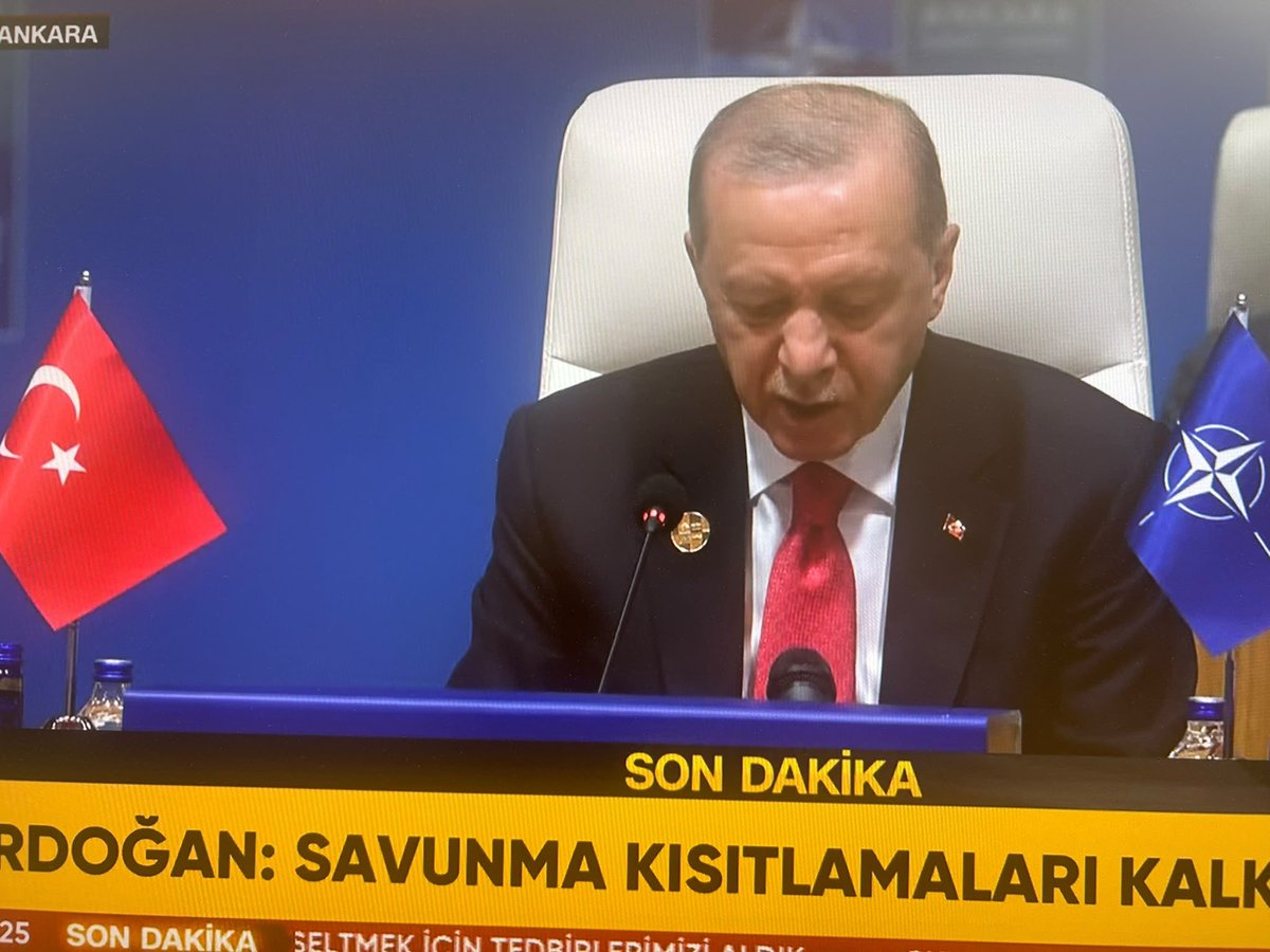 aslankenan_nl's tweet photo. Cumhurbaşkanı Erdoğan'dan NATO Liderler Zirvesi'nde tarihi açıklamalar! 🏛️🇹🇷

🇹🇷 Savunmada dünyada ilk 10 arasındayız.

📍 Savunma harcamaları:
🔹 yüzde 5 hedefine 2035'ten önce ulaşmayı hedefliyoruz.
🔹 2030 öncesinde yüzde 3,5 seviyesine çıkarılacak.

📍 Savunma sanayi atılımı:
🔹 Üretim ve ihracat kapasitesiyle dünyada ilk 10 arasında.
🔹 Çelik Kubbe projesine 24 milyar dolar ek bütçe.

📍 NATO ve bölgesel güvenlik:
🔹 Avrupa'nın en büyük kara ordusuna sahibiz.
🔹 "Rusya'yı barışa yönlendireceğiz."

Başkan Erdoğan, Türkiye'yi hedef alan füzelere karşı ABD, İspanya, Almanya ve İtalya'ya teşekkürlerini iletti. 🤝

Türkiye, NATO'da etkin rolünü güçlendiriyor. 🌍🇹🇷

#NATOZirvesi 🏛️ #CumhurbaşkanıErdoğan 🦅 #SavunmaSanayi 🛡️ #ÇelikKubbe 💰 #TürkiyeNATO 🇹🇷🤝🌍 #KüreselGüvenlik 🕊️