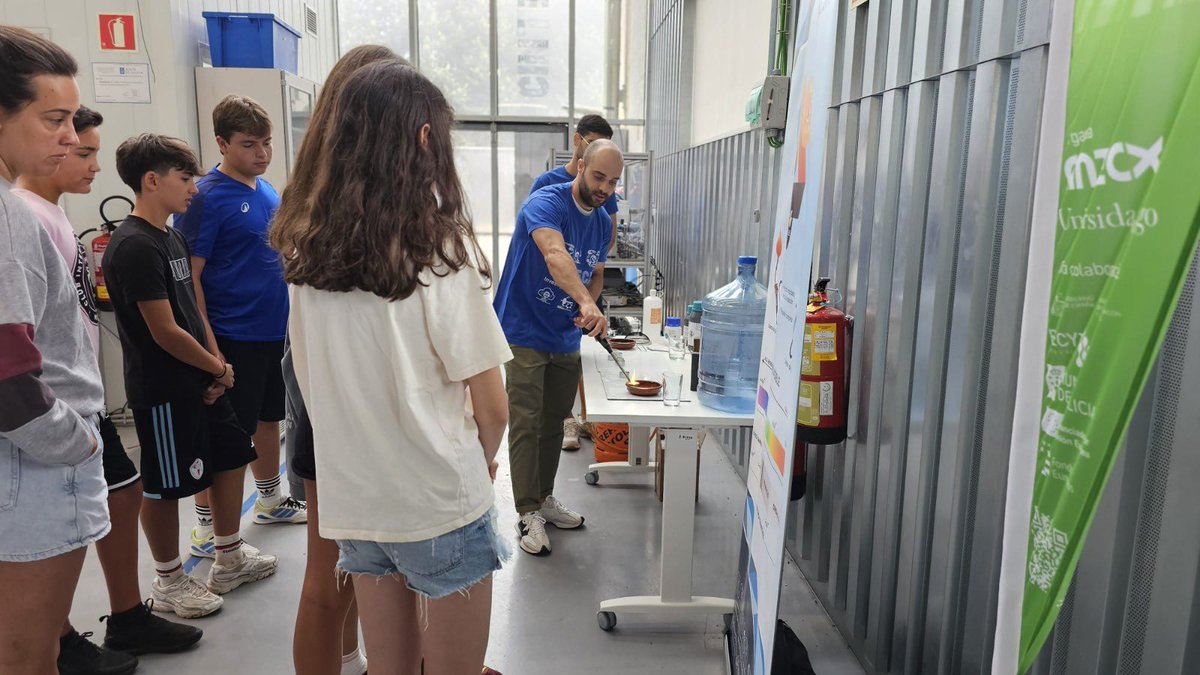 cintecx's tweet photo. ☀️🔬 ¡La ciencia también se vive en verano!

Hoy recibimos en CINTECX a los participantes de #CampusCamp, que descubrieron la investigación a través de talleres sobre: Hidrógeno verde, combustión, óptica y minerales. 

🔗Noticia: https://t.co/Nq9vECxbl9 https://t.co/hSgsVeUET0