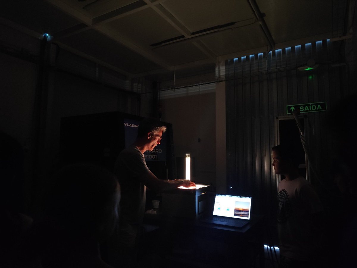 cintecx's tweet photo. ☀️🔬 ¡La ciencia también se vive en verano!

Hoy recibimos en CINTECX a los participantes de #CampusCamp, que descubrieron la investigación a través de talleres sobre: Hidrógeno verde, combustión, óptica y minerales. 

🔗Noticia: https://t.co/Nq9vECxbl9 https://t.co/hSgsVeUET0