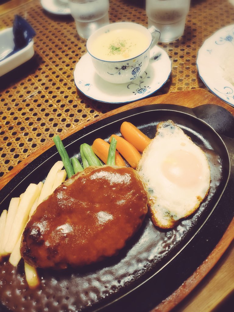 unko03666's tweet photo. 自分の生まれた商店街に昔からあるレトロレストランが今月で閉店との事で食べに行って来た。内装も当時の儘一切変わらず、店内BGMも今時のお洒落な曲じゃなくて昨今ドリームコア？の動画で使われてる様な何処か懐かしくなるけど聴いた事の無い謎BGMの儘。昭和後期〜平成初期で時が止まったみたいだった https://t.co/yYsSIyS5bh