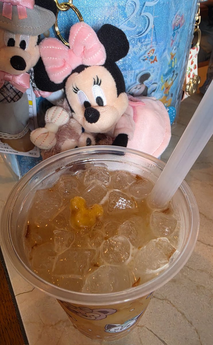 pine__yuki's tweet photo. ダッフィーがのったスパークリングドリンク(紅茶&amp;オレンジ)。グルグル混ぜて溶かしたら中からチビダッフィー♡ https://t.co/L9n135jz4T