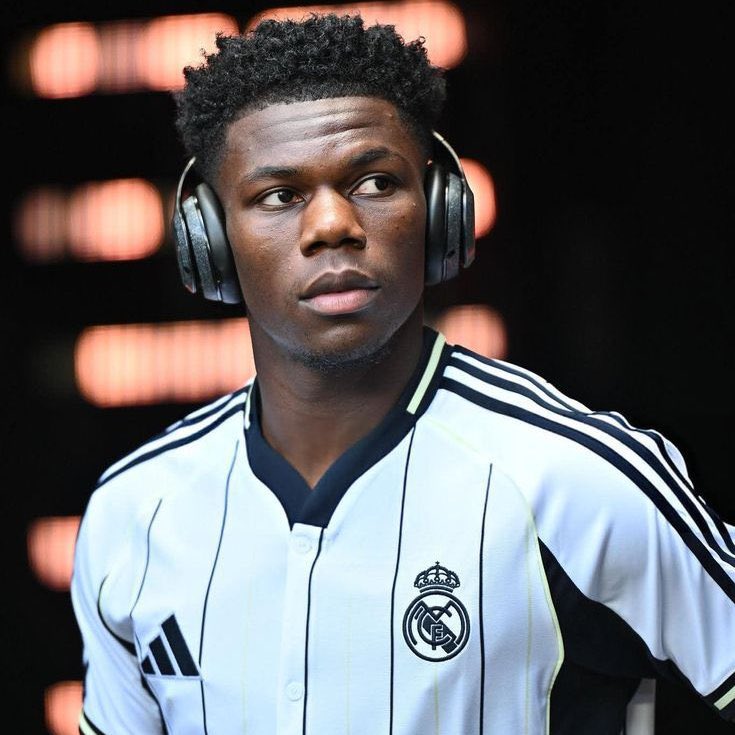UnitedInsiderX's tweet photo. 🚨 JUST IN: Manchester United remain the leading club interested in Aurélien Tchouaméni.

Real Madrid are open to a sale for the right price. 👀 https://t.co/CRIBf4orhM