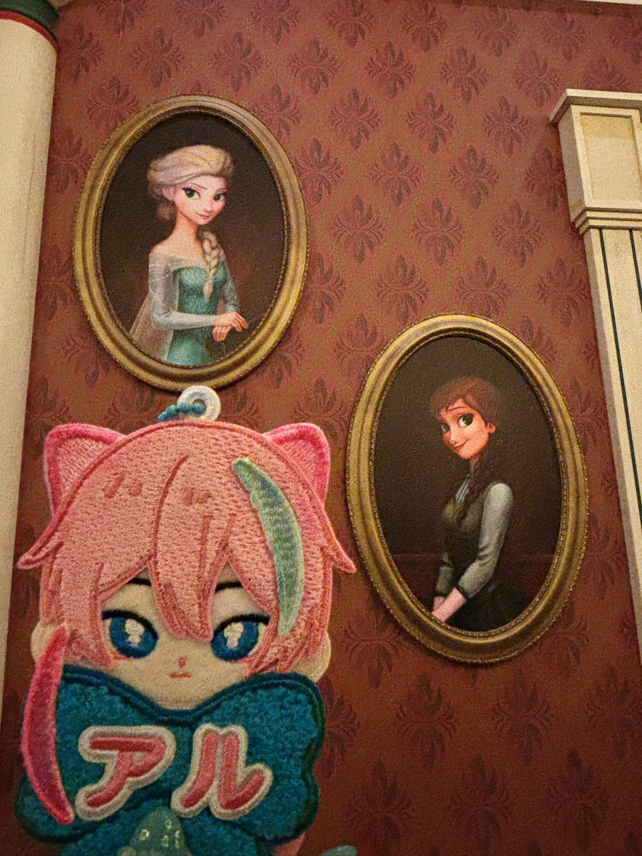 Kn2aO0's tweet photo. #猫手アル 
アルさん、これがディズニーシーですよ…… https://t.co/KXFsVpzZnT