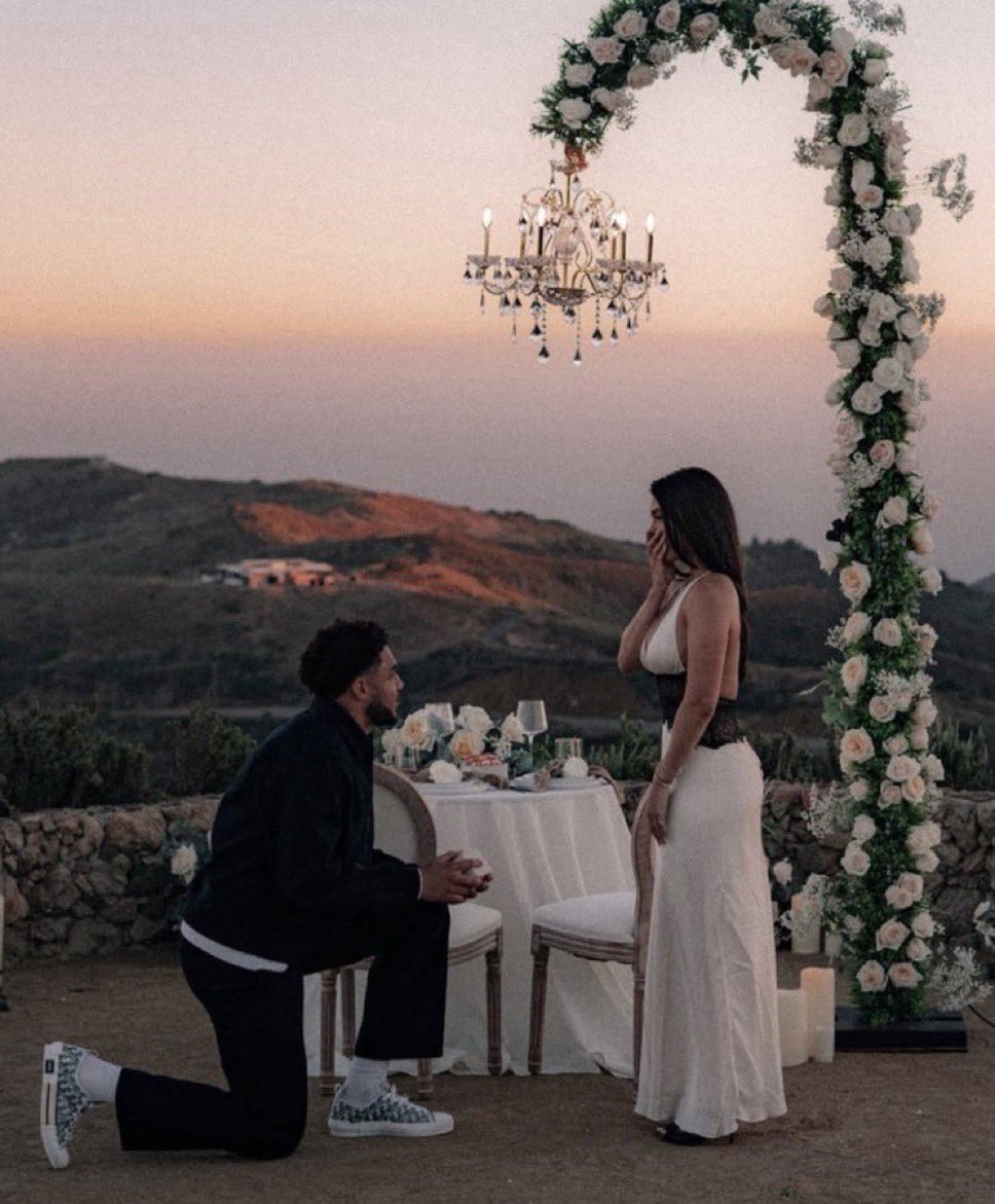 PolymarketBlitz's tweet photo. LOVE IS IN THE AIR:
Former USC teammates Amon Ra St Brown and Drake London got engaged. 

Ring season 💍 https://t.co/ay48eitDN7