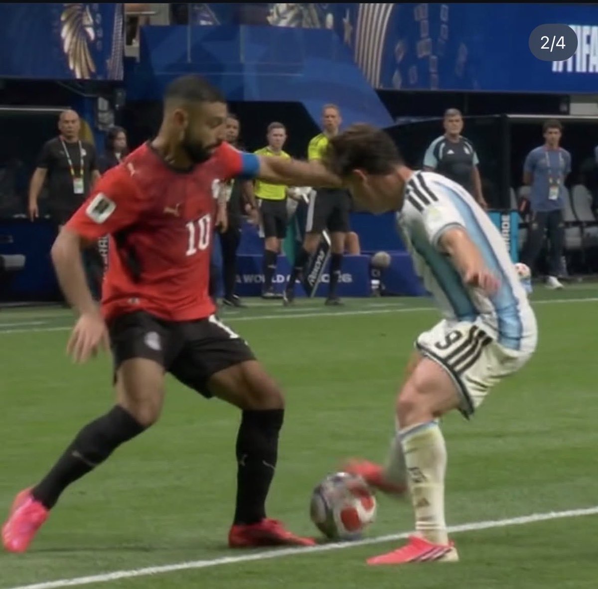 Znstrato's tweet photo. @Hemmakay007 @ArchivoVAR Are you blind, mate? Can’t you see that Julián Álvarez wins the ball and gets to it before Salah does? https://t.co/GnmWuEgKXK