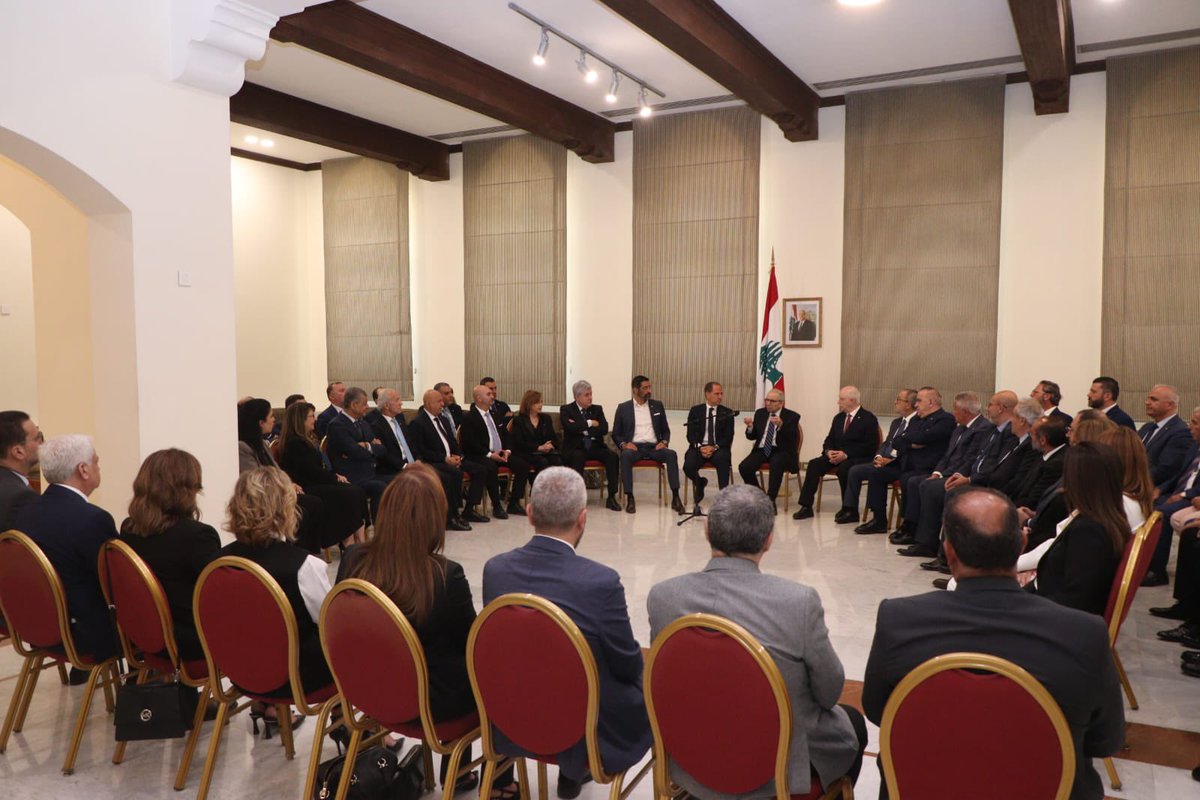 samygemayel's tweet photo. لقاء رئيس الحكومة نواف سلام في السراي الحكومي على رأس وفد من كتلة الكتائب النيابية والمكتب السياسي والمجلس المركزي الكتائبيّين: المطلوب تنفيذ الاتفاق وأن يتحمل الجيش مسؤولياته ومن لديه البديل فليقدمه ولا ينظّر علينا https://t.co/Kzxk8oIUiQ