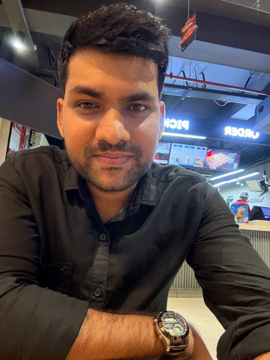 Ramanand06X's tweet photo. थोड़ा बहुत स्वास्थ्य इससे ख़राब तो होता ही है।

इसका मतलब ये नहीं कि जीवन का आनंद नहीं लिया जाए , कभी कभी खाना ही पड़ता है।

ऐसे बैचलर लोगों को खाना बनाने में दिक्कत होता तो क्या करें वो ? 

पिज्जा 
बर्गर 
फ्रेंच फ्राइज 
पोर्कोर्न 
कोल्ड कॉफी 

आपको कौन सा पसंद है सब में ? दुकानदार ऑफर बना के रखता है ये लेंगे तो ये फ्री लेकिन सबका जोड़ लेते हैं वो रुपया।

ये कितने का होगा अनुमान लगा सकते हो आप सब ?? 

जिनको पार्टी चाहिए पटना आये तो जरूर मिलेगा 🤞