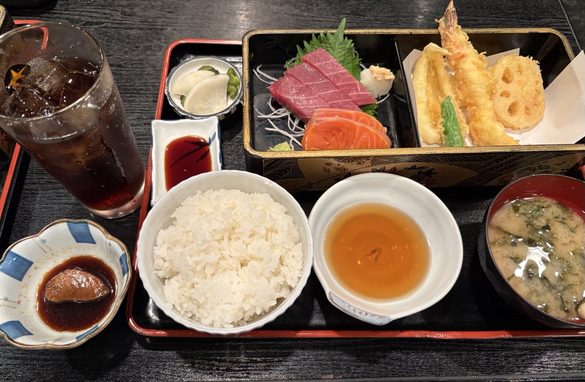 tasukevic's tweet photo. お久しぶり〜。富岡八幡宮近く、「食堂 冨水」の特上定食1980円。十数年前、古石場文化センターの落語講座の後によく行きま���た。当時、ボンボンブラザースのヒゲの親方が近所にお住まいで、何度か定食にぱくついているのを目撃した���あ。 https://t.co/y9P3EWlrdJ