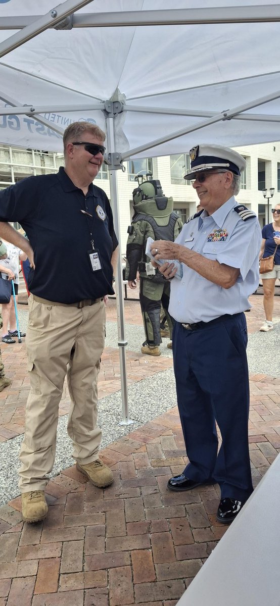 USCGAux's tweet photo. The tall ships of the world have descended on the ports of the United States, along with tall ships from some foreign naval powers, such as Spain. #SAIL250 is a celebration of America and has hit ports many ports on the East Coast.

 📷:  USCGAUX 

#PTWM #USCG #uscgaux https://t.co/bVYiUbYih5