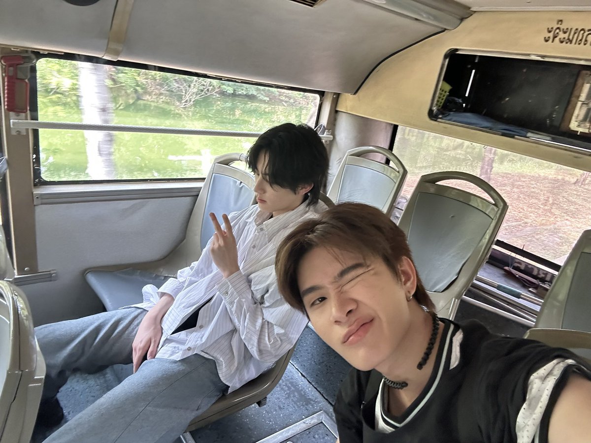 acho0mi's tweet photo. น่ารักง่ะะะ นี่หรอคนที่จะทำให้น้องเอไม่ Lonely

#THAIchayanon #AAashirakorn 
#BUS_รักมักยาก_MV https://t.co/7N07HfToFj