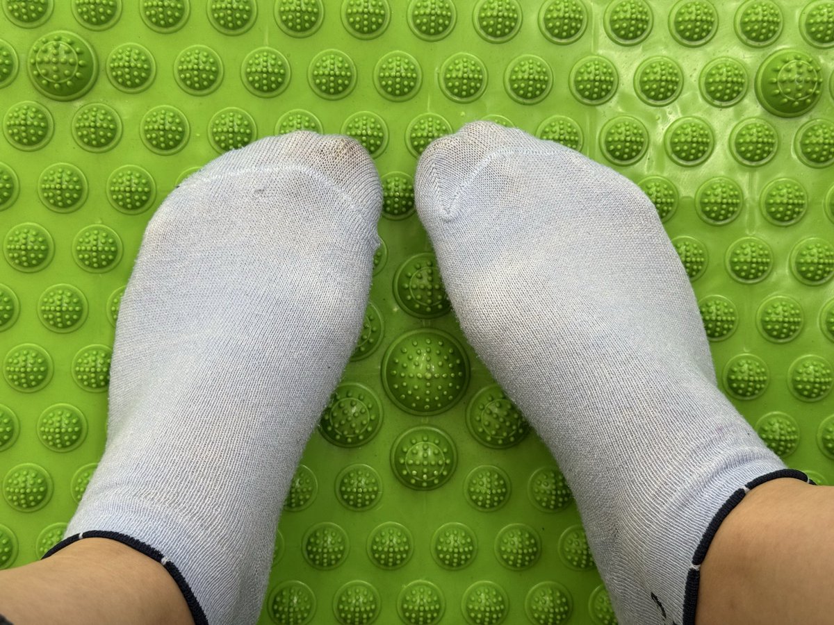 lovepeach0613's tweet photo. 大家知道腳底👣按摩的好處嗎？
腳底超級多穴道！
按久了不太舒服
但過後通體舒暢耶！

今天桃桃去上課！
剛好有這個按摩墊～
踩在上面有點痛又有點爽🫣

結束後��慢跑回家！
流超級多汗的！
襪襪脫下來感覺好潮濕呀🫠

不知道是不是颱風要來了 
天氣超級熱呢！！

要這雙襪襪的舉手🙋

#皮拉提斯 #瑜珈 https://t.co/cDFAigIIZd