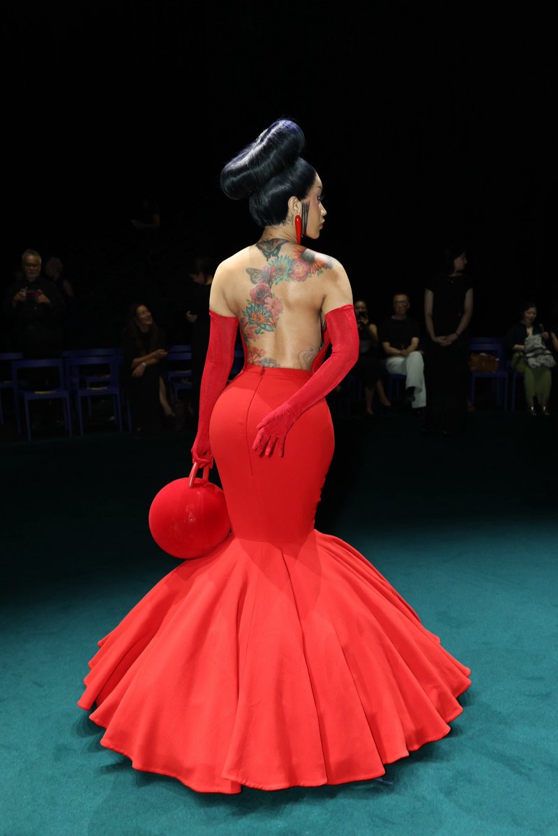 ComplexStyle's tweet photo. Cardi B goes all red for the Robert Wun Haute Couture show in Paris ❤️❤️ https://t.co/Zd7DOWCfPB