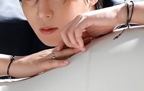 dailyjonghands's tweet photo. lemon drop jongho hand shot 🤤 https://t.co/D95gj2DwNR