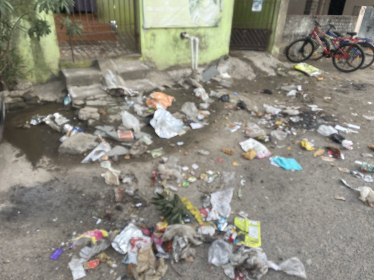 dilli_1991's tweet photo. Today, once again, an unauthorized person set the dumped waste on fire, filling the residential area with toxic smoke.Burning plastic and rubber releases toxic pollutants cause respiratory diseases, trigger asthma, irritate the eyes and lungs, and serious long-term health risks! https://t.co/8Cbl6cjVcb