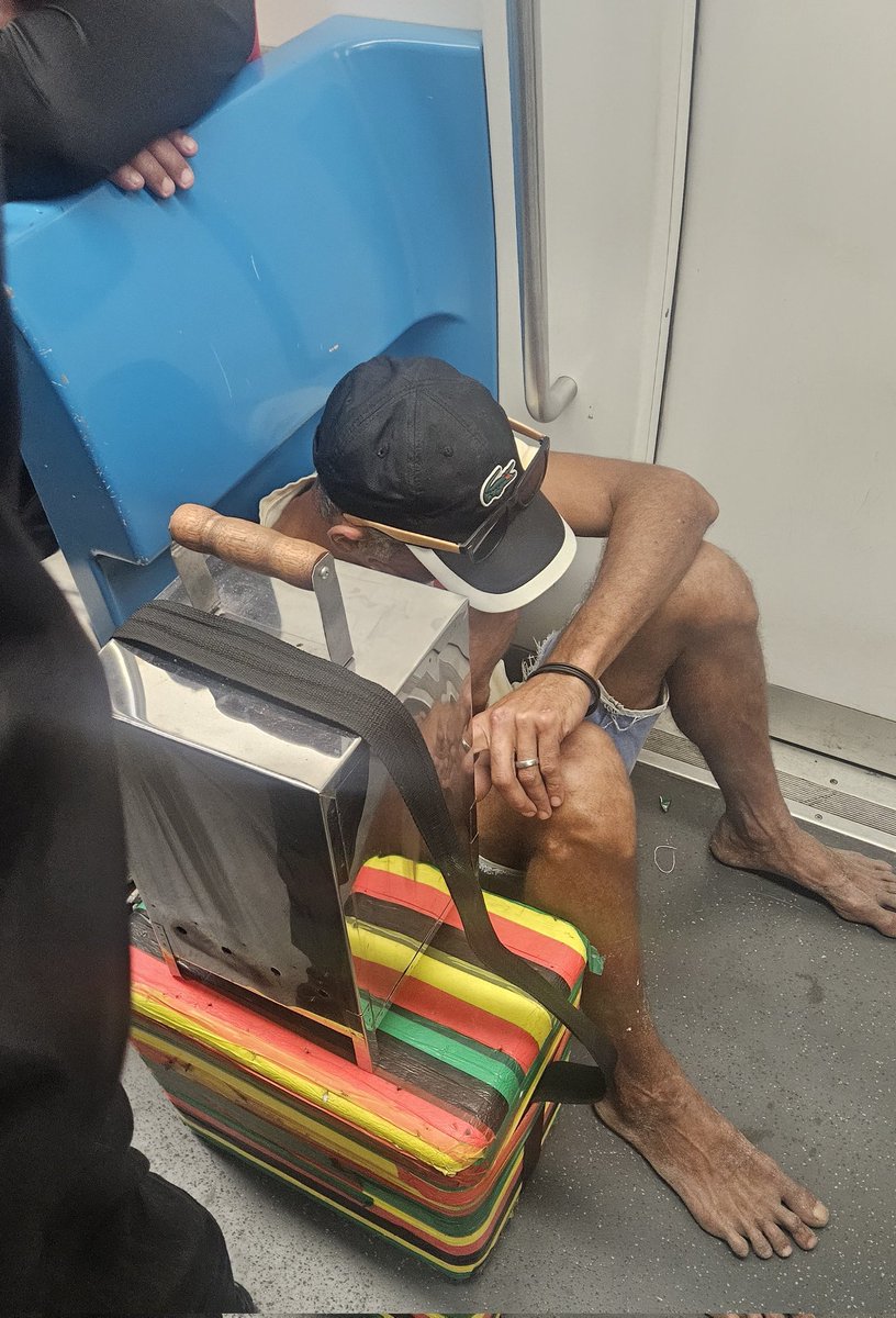 OFelipeSilvaas's tweet photo. A Prefeitura está tentando convencer você de que este trabalhador é um criminoso.

As narrativas de @CavaliereRio
te convence? 

#deixaocamelôtrabalhar

Imagem feita no dia 07/08 às 22h https://t.co/vuHWlxuSWN