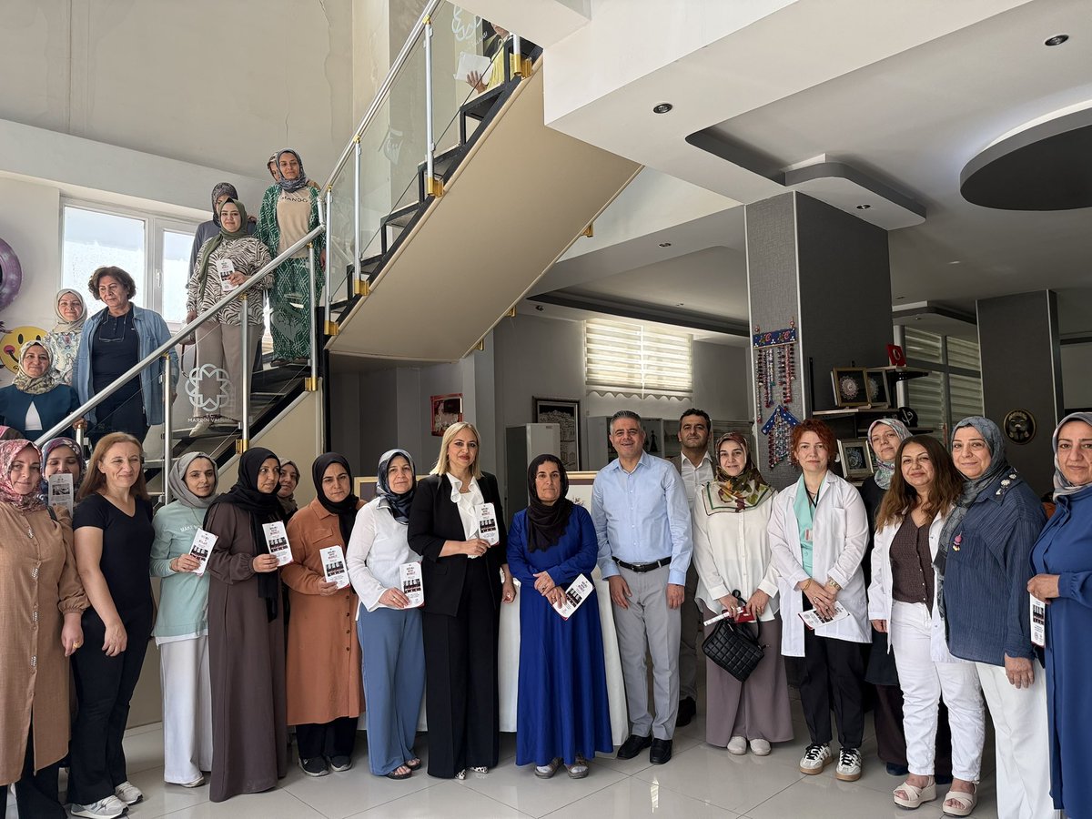 mardinilsaglik's tweet photo. Müdürlüğümüz Halk Sağlığı Hizmetleri Başkanlığı Tarafından Yürütülen “Sağlıklı Hayat İçin Sahadayız” Saha Elçileri Eğitimi Kapsamında ADEM Kursiyerleri Protokolle Bir Araya Geldi

Müdürlüğümüz Halk Sağlığı Hizmetleri Başkanlığı tarafından, toplumda sağlık okuryazarlığını artırmak, koruyucu sağlık hizmetlerini yaygınlaştırmak ve sağlıklı yaşam bilincini güçlendirmek amacıyla “Sağlıklı Hayat İçin Sahadayız” sloganıyla yürütülen Saha Elçileri Eğitimi Programı kapsamında, Artuklu Sağlıklı Hayat Merkezi tarafından eğitimlerini başarıyla tamamlayarak saha elçisi olmaya hak kazanan Artuklu ADEM (Aile Destek Merkezi) kursiyerleri, İl Sağlık Müdürümüz Sayın Uzm. Dr. Saffet YAVUZ ve Halk Sağlığı Hizmetleri Başkanımız Sayın Uzm. Dr. Cihat ADIN ile bir araya geldi.

Gerçekleştirilen programda; saha elçilerinin toplumda sağlıklı yaşam kültürünün yaygınlaştırılması, sağlıklı beslenme, fiziksel aktivitenin teşviki, bağımlılıklarla mücadele, obezitenin önlenmesi ve koruyucu sağlık hizmetleri konusunda üstlenecekleri gönüllü rolün önemine dikkat çekildi.

İl Sağlık Müdürümüz Sayın Uzm. Dr. Saffet YAVUZ, toplum sağlığının geliştirilmesinde gönüllü katılımın önemini vurgulayarak eğitimlerini başarıyla tamamlayan kursiyerleri tebrik etti ve sağlık elçisi olarak yürütecekleri çalışmalarda başarılar diledi.

Halk Sağlığı Hizmetleri Başkanımız Sayın Uzm. Dr. Cihat ADIN ise sağlıklı toplum hedefi doğrultusunda yürütülen Saha Elçileri Programı’nın, bireylerin sağlık hizmetlerinden daha etkin yararlanmasına katkı sağlayacağını belirterek emeği geçen tüm personele ve kursiyerlere teşekkür etti.
@halksagligigm @sbsggm