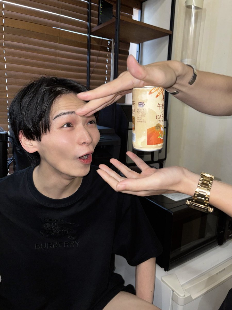 axxx1s_official's tweet photo. #あくしす日記

みずきです！！
今日はレコーディングしてきました🎶
そして、なんと！！今日はマジシャンのMr.チムックさんがゲストでお越しいただいて特別にマジックを披露なさってくださいました🤩🪄
メンバーみんな大盛り上がりで、諸星くんは興奮のあまり、「え！？午後の紅茶ってこんな商品出してましたっけ！？！？」と😝
みんな口揃えて「そこじゃねーだろ！！」とツッコミ🤣
今日も愉快なAXXX1S一同でした🤣