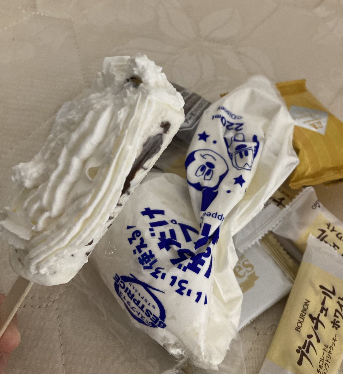 5CAP666's tweet photo. 風呂上がりに パキパキアイスに
ホイップクリームをぶっかけ
残りのお気に入りのお菓子にも
ホイップを乗せて食べようとしてる模様🥳 https://t.co/BbWiBrBCYm