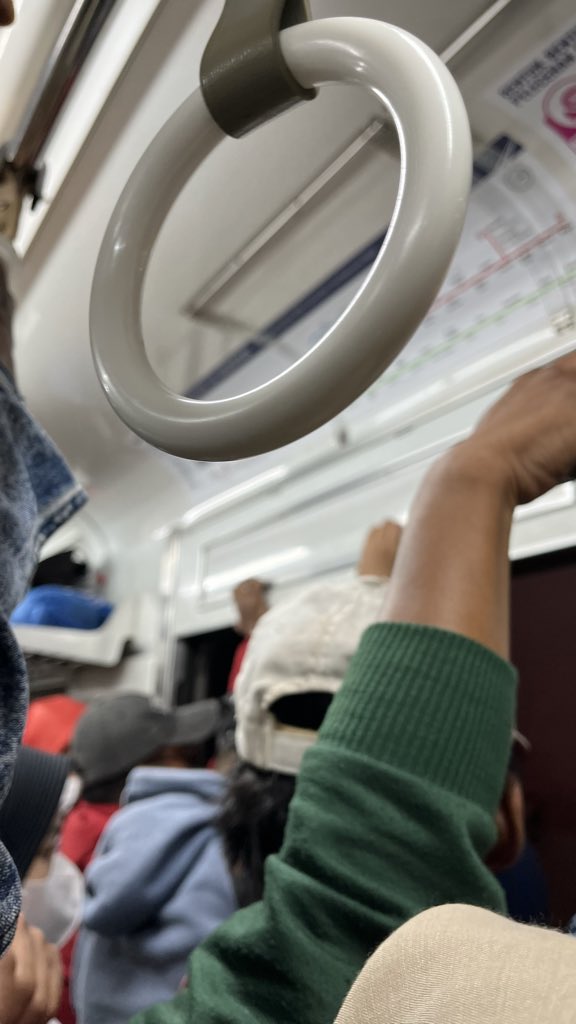 _666notfound's tweet photo. @akusiyesya @ve_eyon @CommuterLine nunggu masuk UP setengah jam, nyampe UP yang naik sekelurahan🙏🏻 https://t.co/nlvozCqOlC