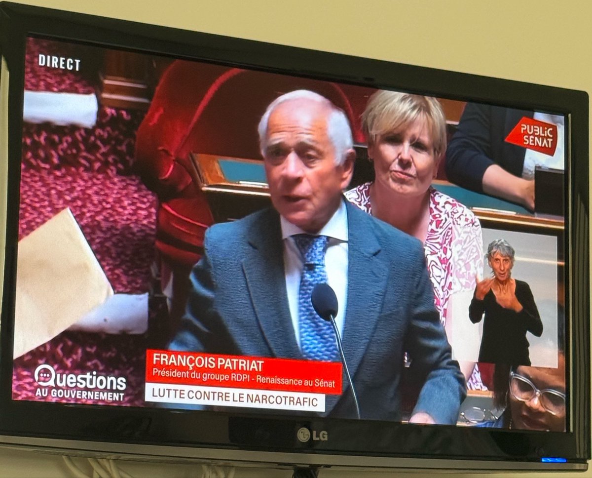 oliviagregoire's tweet photo. Dernière question au gouvernement du sénateur @f_patriat après 35 ans d’engagement parlementaire sans faille. Un homme d’Etat, un passionné de la Bourgogne, un défenseur des territoires et un collègue aussi chaleureux que généreux. Longue route à toi François et toujours avec toi https://t.co/FYFglrlRms