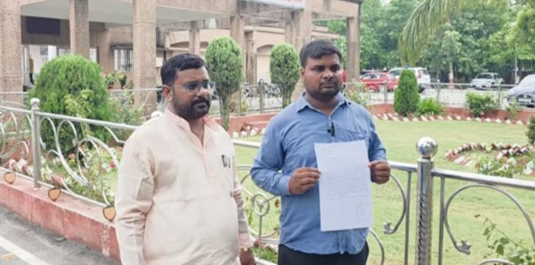 media_bazaar's tweet photo. अरविंद चौधरी नामक युवक ने संतकबीरनगर के बेलहर कला पुलिस पर मार पीट कर मुंह मे पेशाब करने का लगाया आरोप, डीएम को सौंपा शिकायतीपत्र। @CMOfficeUP @dgpup @DM_Sknagar @santkabirnagpol https://t.co/d2E8WDfnbT