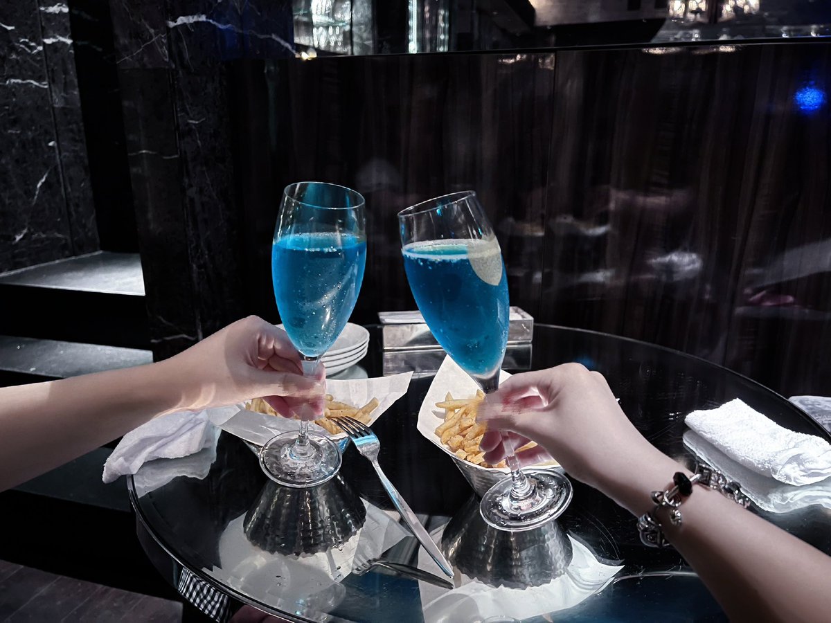 axcrzm's tweet photo. Medusa  恵比寿🥂⟡.·

平日17時の空いてる時間に行ったら🦈さんの最前席案内して頂きました😻
私の中の過去一、ポテトの“味“が美味すぎる
次は🪼水槽前行きたい~ o̴̶̷ ̫ o̴̶̷̥᷅ https://t.co/fZXUPWLLJT