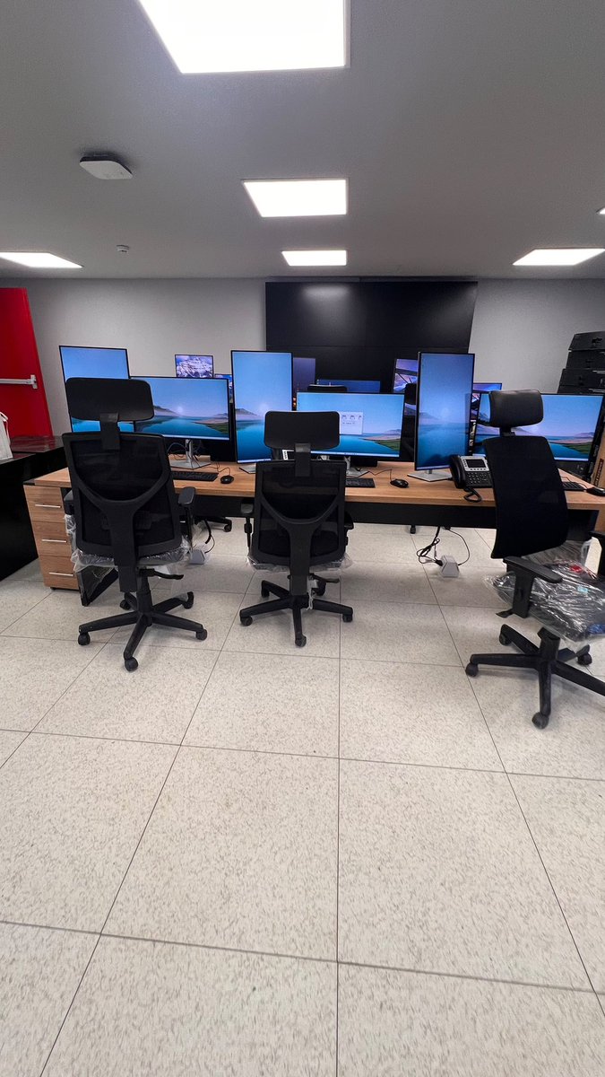 AllianaPedro's tweet photo. El 911 de Pilar ya empieza a hacerse realidad.

Comenzó la instalación de los equipos del nuevo Centro de Seguridad y Emergencias 911. Un paso más para fortalecer la seguridad y llevar tranquilidad a las familias de Ñeembucú. https://t.co/3XAdm65soK