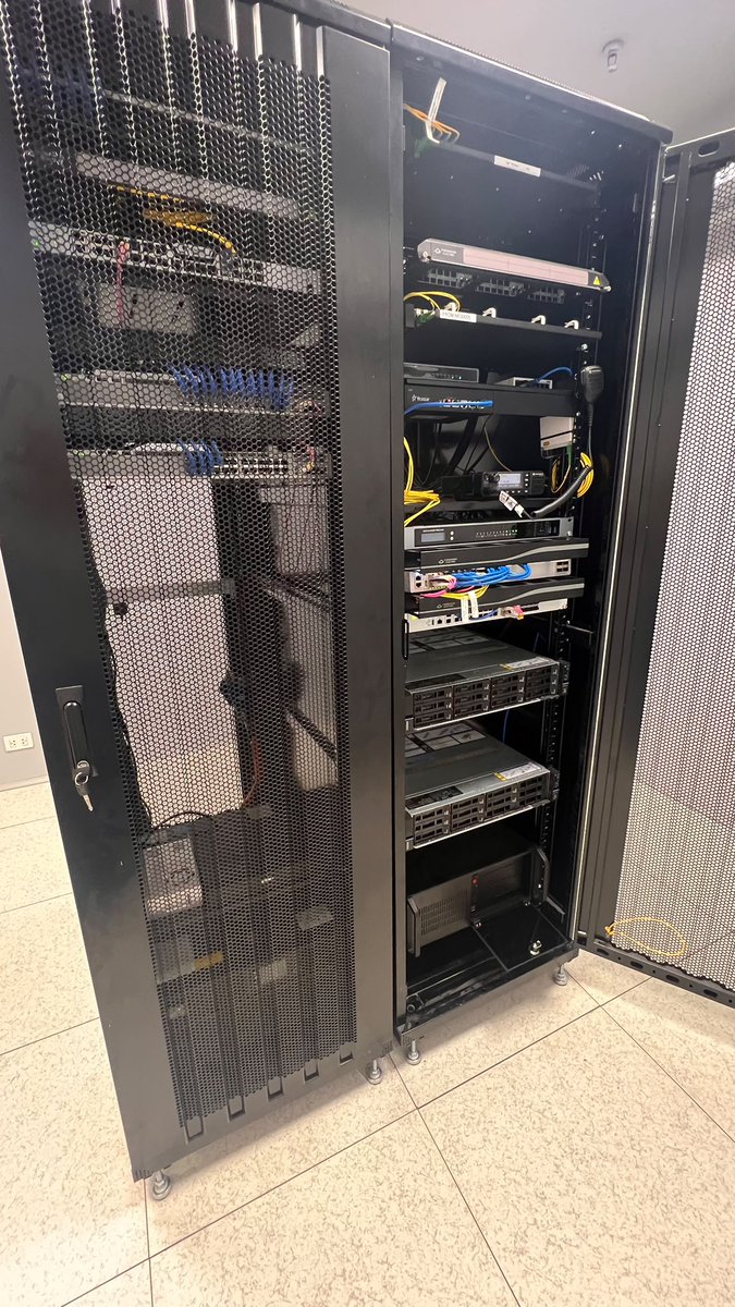 AllianaPedro's tweet photo. El 911 de Pilar ya empieza a hacerse realidad.

Comenzó la instalación de los equipos del nuevo Centro de Seguridad y Emergencias 911. Un paso más para fortalecer la seguridad y llevar tranquilidad a las familias de Ñeembucú. https://t.co/3XAdm65soK