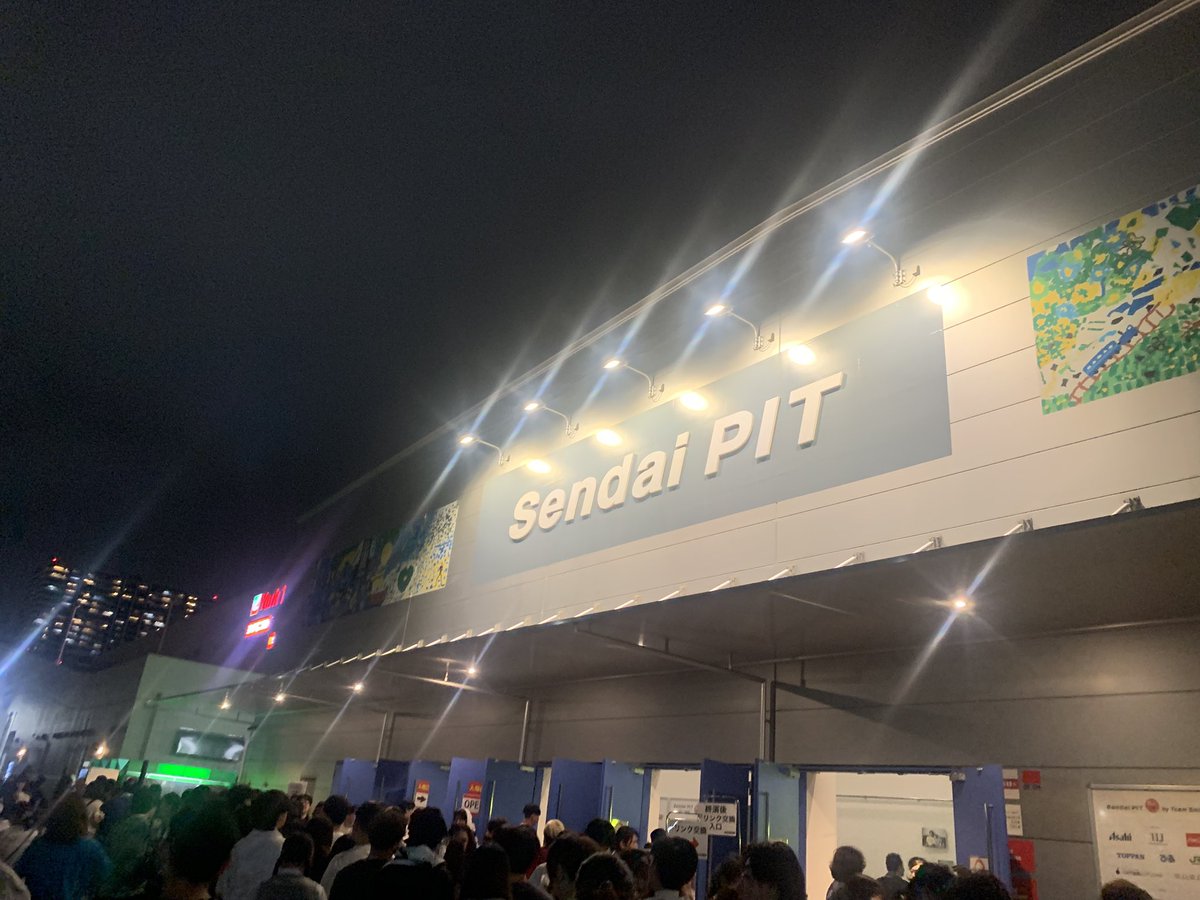 minetandayo's tweet photo. 銀杏BOYZのライブは私にとっての特別な非日常
夢にまつわる曲が溢れてていいよなぁ
ベビベビで大合唱
ボーイズオンザランで燃え燃え

最後は燃えてるあの人にビシッとライムが響きわたった

腕章とバッチ2セット目だが被ってしまった…
広島は泊まって宮島で鹿と遊んだりできましたが仙台はトンボ帰り https://t.co/YguvG8JRW5