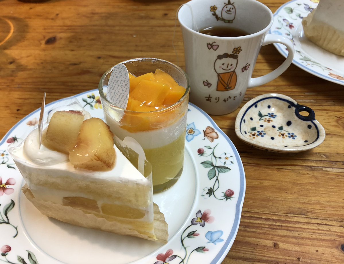 setu7a's tweet photo. 一日遅れで誕生日のケーキ🎂🎉
しかも、自分で家族の分も買うっていう笑
ここの店の桃のショートにケーキが好きで毎年食べてる。桃のタルトも食べたかったけど、マンゴーも好きだからマンゴーにした🤤毎年の楽しみ✨ https://t.co/P5GG4xd8P5