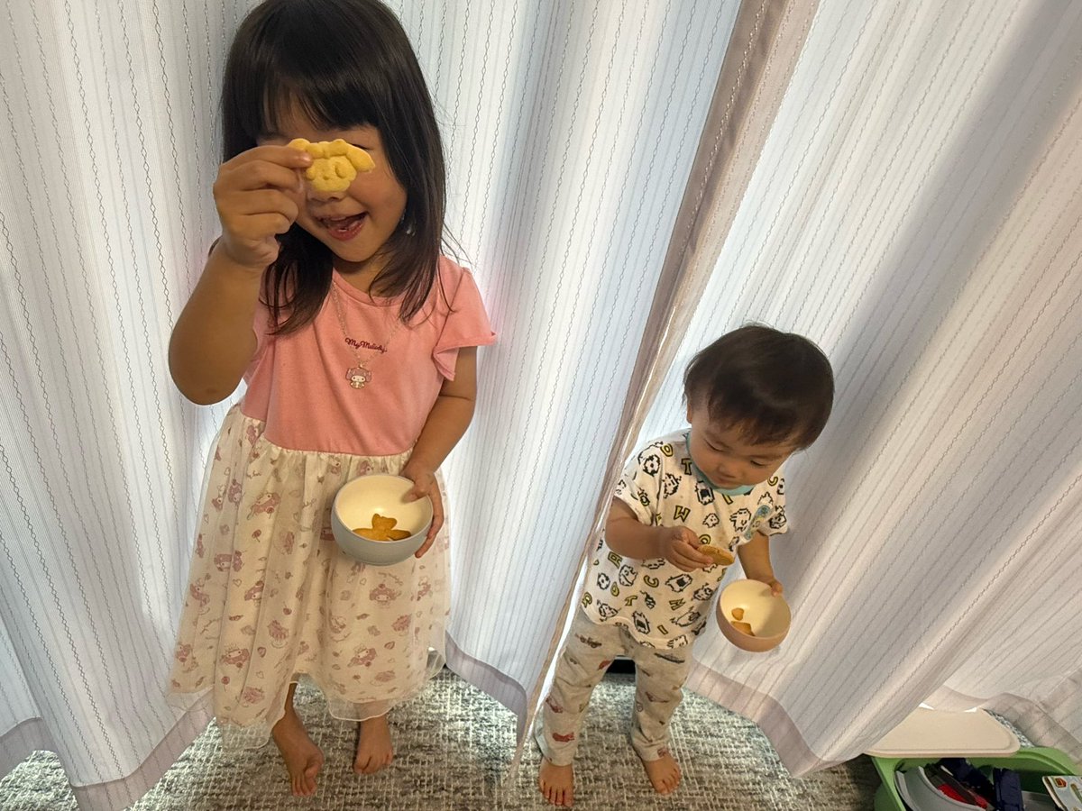 moamoa_nemui's tweet photo. 誕生日おうちご飯🍽️
メインばっかりになっちゃった🥹
子供達からのプレゼントは手作りクッキー🍪

私はロールケーキ生地から作りました🍫
4歳と2歳家に居ながら作るの大変だったけど🤣🤣 https://t.co/OAGfO015RD