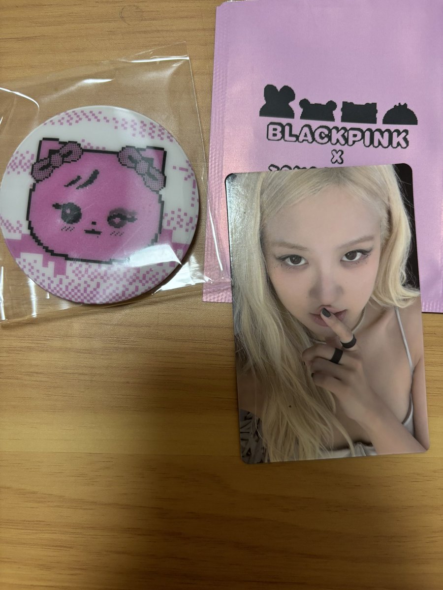 komajjp's tweet photo. BLACKPINK 交換　ポップアップ　たまごっち　BLACKPINK×TAMAGOTCHI

譲　ロゼ
缶バッチ（ピンボタン）
トレカ

求 同種 ジス

都内お手渡しor郵送
よろしくお願いします🙇‍♀️ https://t.co/CwOFBYxvuQ