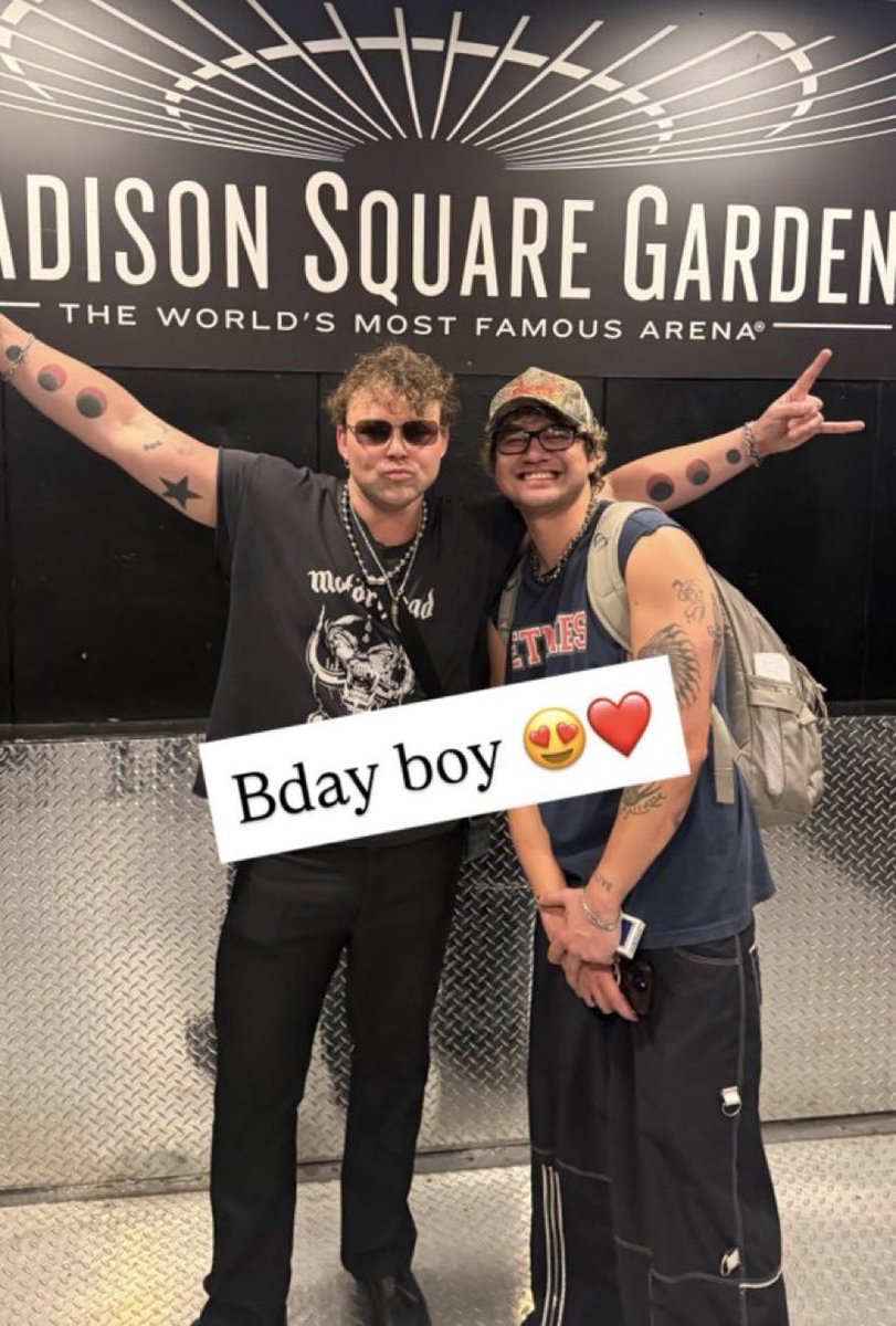 THEARTOFCTH's tweet photo. calum is three apples tall https://t.co/FYRCEJTRxP