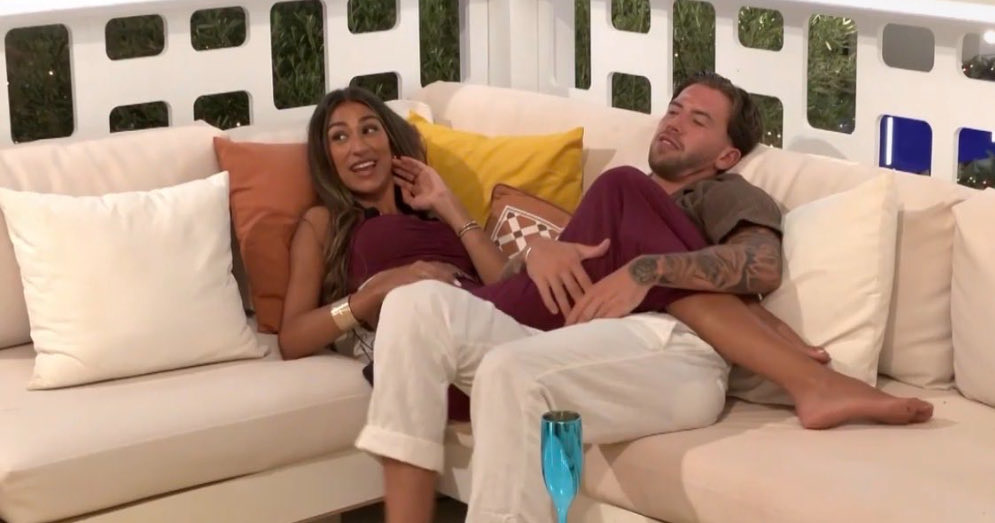 mneology's tweet photo. i don't think anyone understands how funny and random this is #loveisland #loveislanduk https://t.co/QKRIpmb0JU